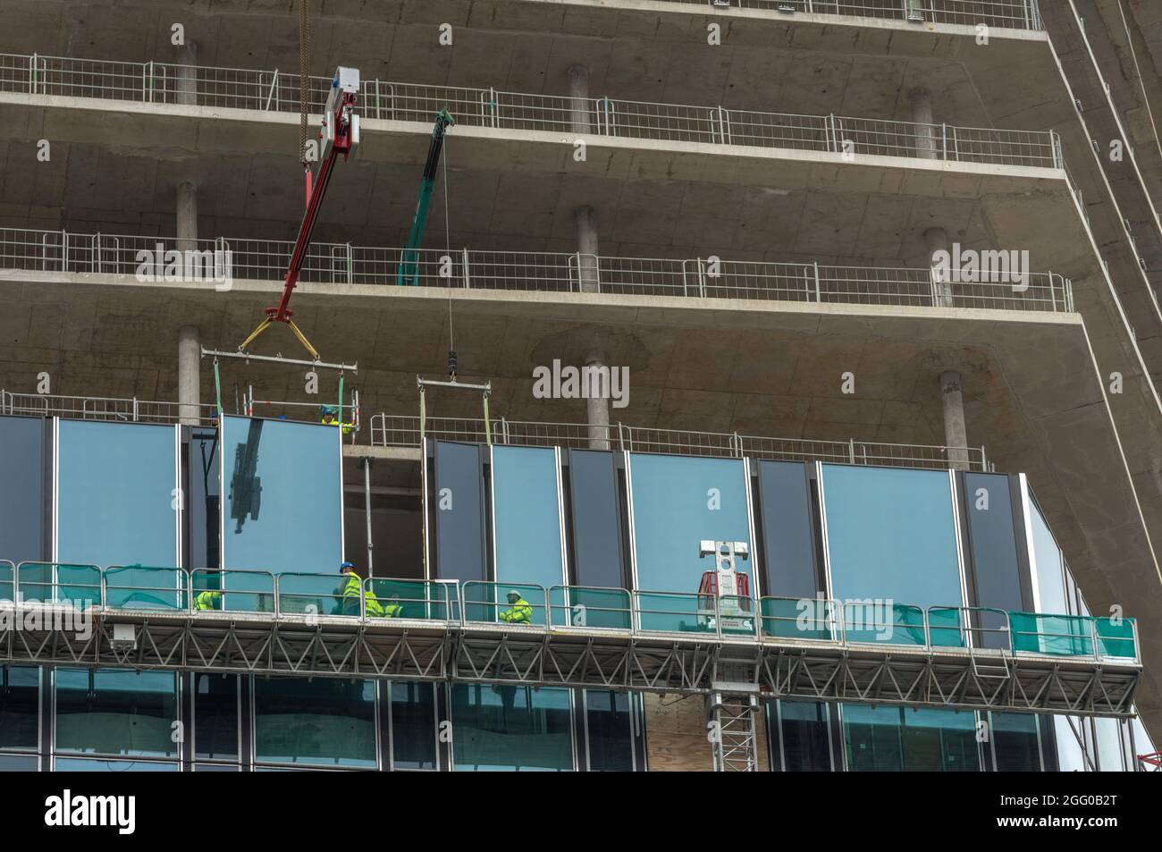 Lavoratori che inseriscono finestre in un alto edificio, Frankfurt am Main, Germania Foto Stock