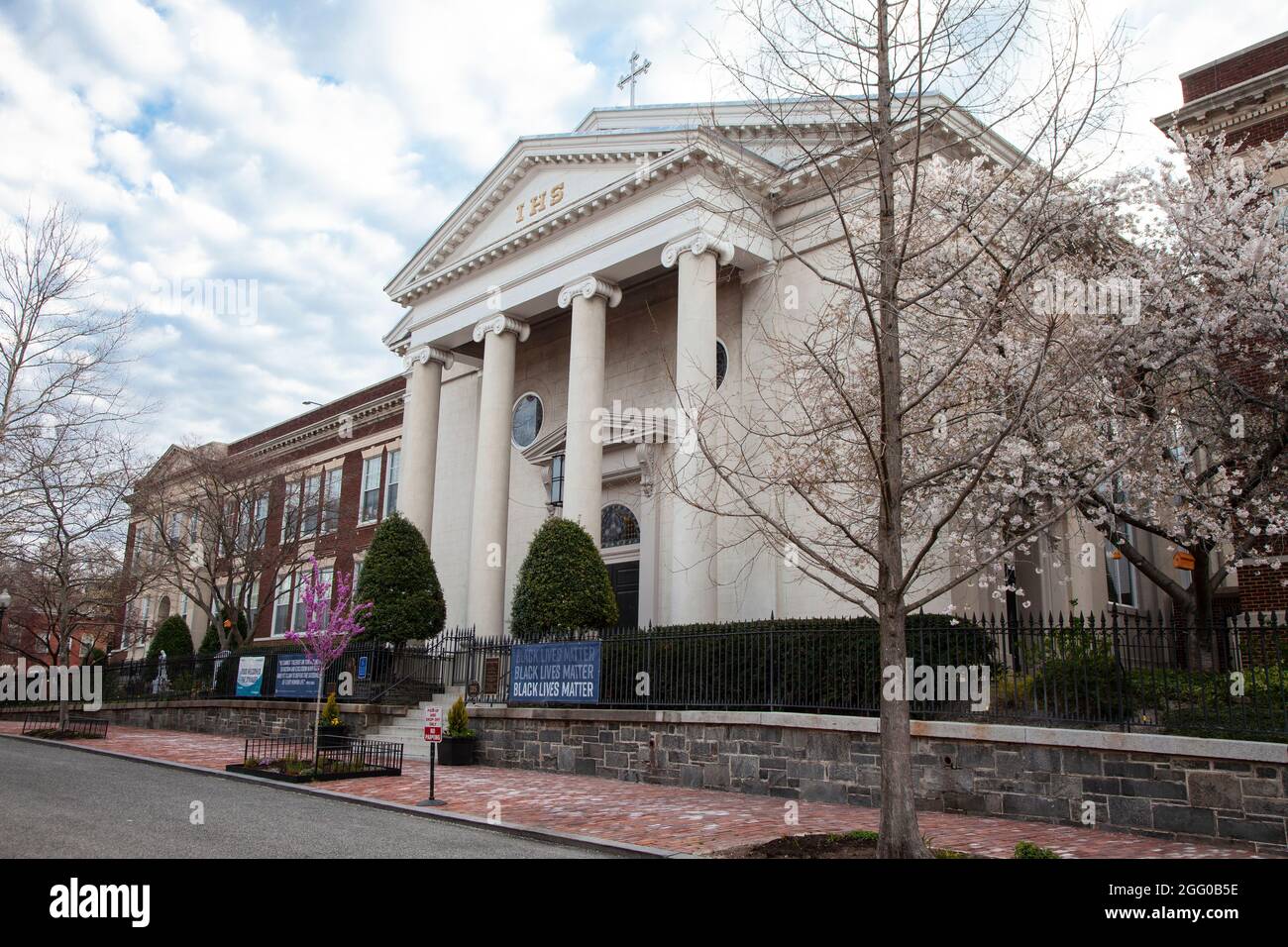 Chiesa cattolica della Santissima Trinità, Georgetown, Washington DC, USA. Scuola elementare della Santissima Trinità all'estrema sinistra. Foto Stock