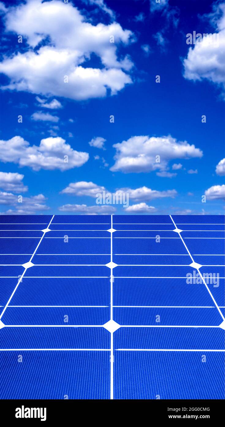 Pannelli solari e cielo, immagine composita. Foto Stock