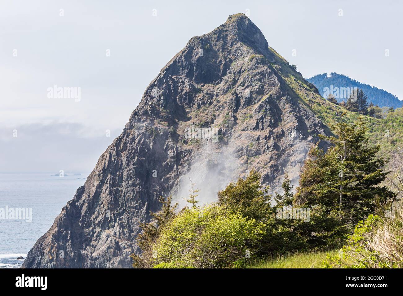 Arizona Beach state Recreation Site, Oregon, USA. Lookout Rock sorge sopra la spiaggia. Foto Stock