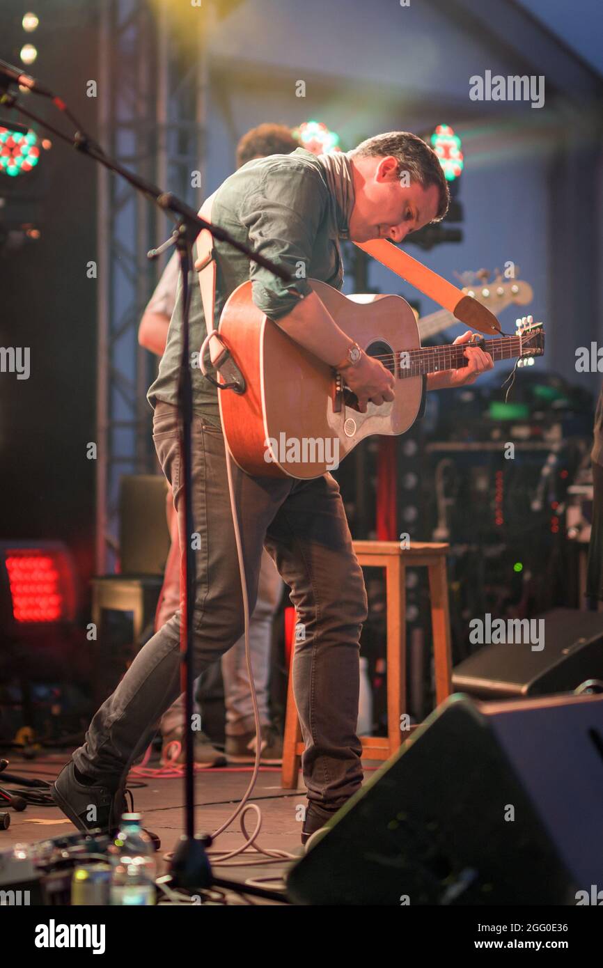 Edimburgo, Scozia. Ven 27 Agosto 2021. La band scozzese ha suonato a mano la loro prima performance full band con un pubblico dal vivo sin dall'inizio della pandemia globale nel marzo 2020. Wired Hand è il progetto del cantautore/cantante Dan Willson, figura di culto nella scena musicale scozzese dal 2009. Ha pubblicato due album molto acclamati, New Gods (2014) e Good News (2009), e sta attualmente lavorando per il suo terzo album completo. Lo spettacolo faceva parte dell'Edinburgh Fringe Festival del 2021 presso la sede di Summerhall. Foto Stock