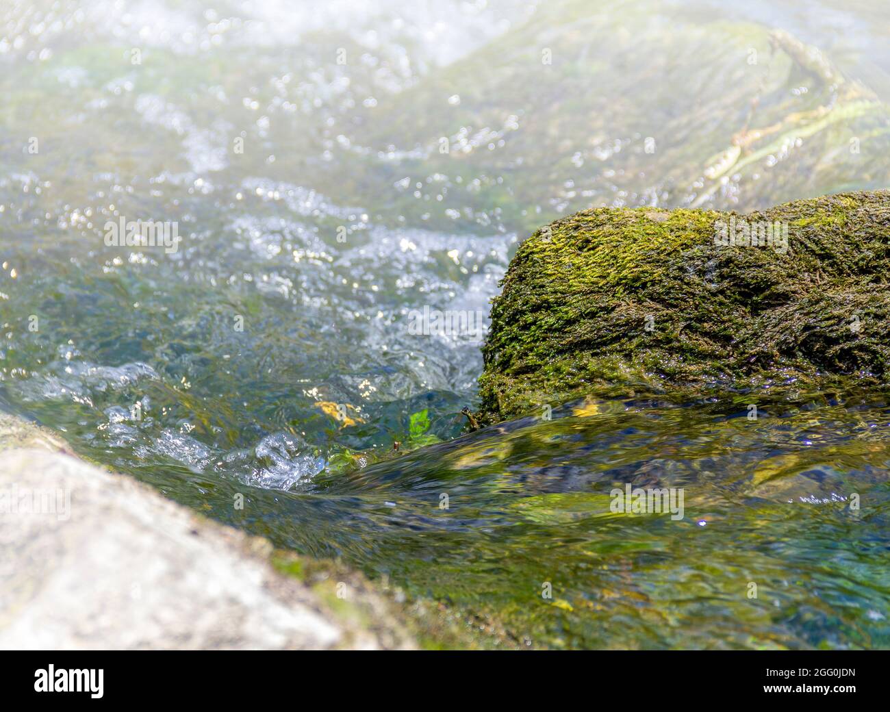 Dettaglio di un piccolo fiume in pietra in un'atmosfera soleggiata Foto Stock