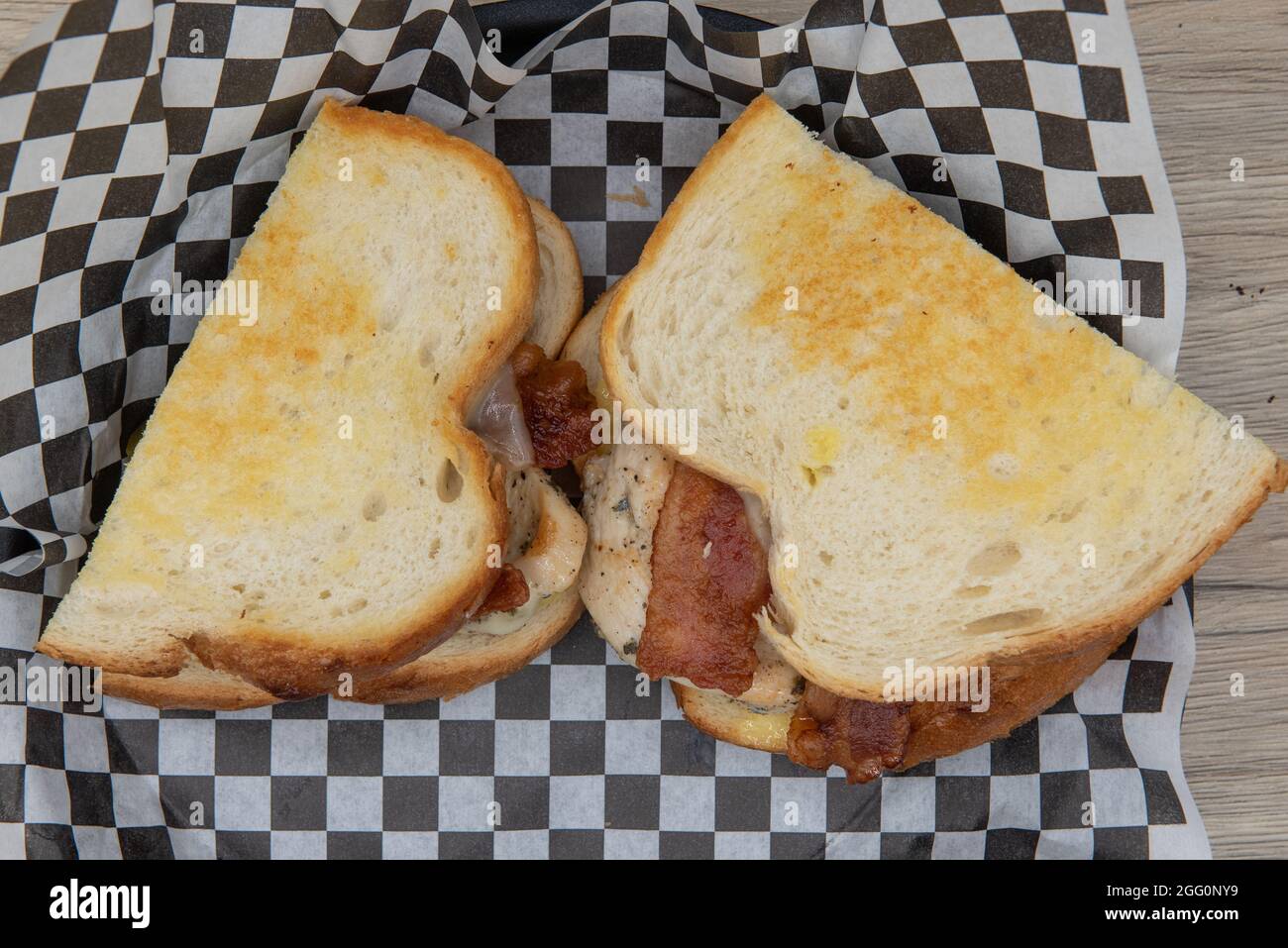 Vista dall'alto del pollo club sandwich con jalapeno e pancetta per un pasto appetitoso. Foto Stock