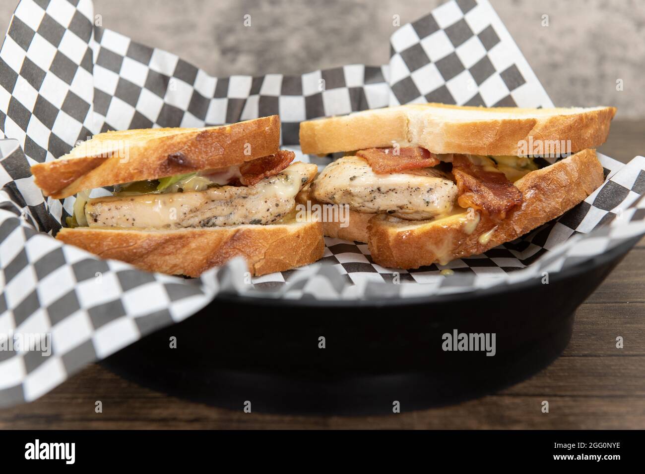 Sandwich al club di pollo con jalapeno e pancetta per un pasto appetitoso. Foto Stock