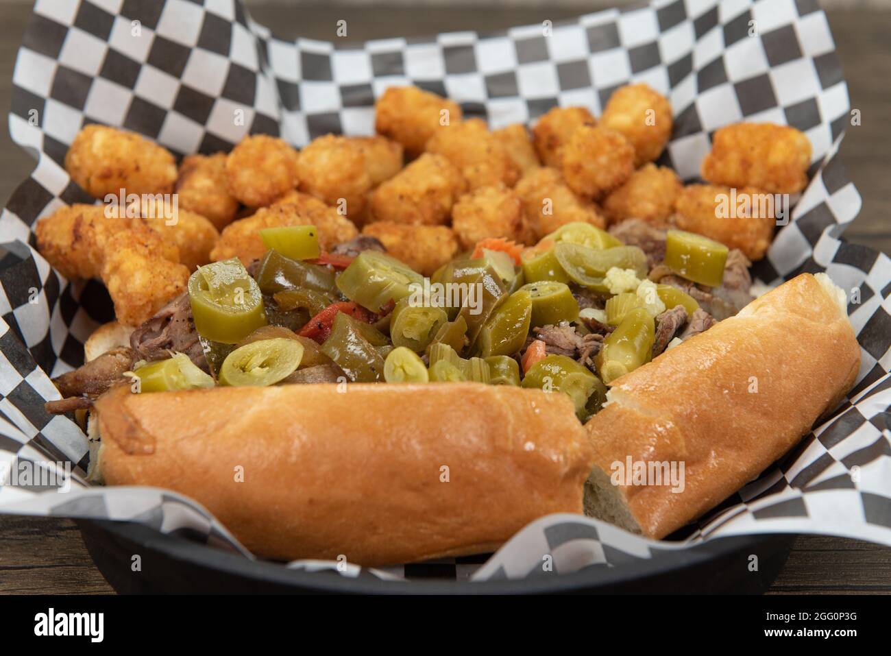 Enorme panino a faccia aperta carico di carne, tatere, jalapenos e ripieni per un pasto appetitoso. Foto Stock