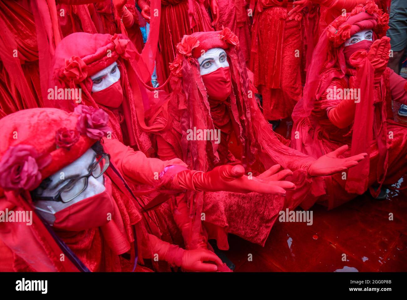 LONDRA, INGHILTERRA - AGOSTO 27 2021, i manifestanti della ribellione di estinzione si svolgono nella marcia Blood Money in Paternoster Square, Londra Foto Stock