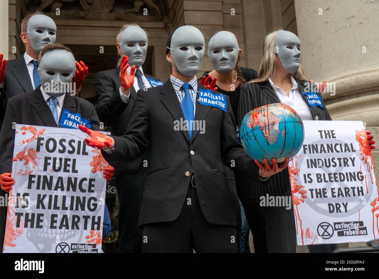 LONDRA, INGHILTERRA - AGOSTO 27 2021, i manifestanti di Extinction Rebellion si svolgono nella Blood Money March presso la Bank of England London Foto Stock