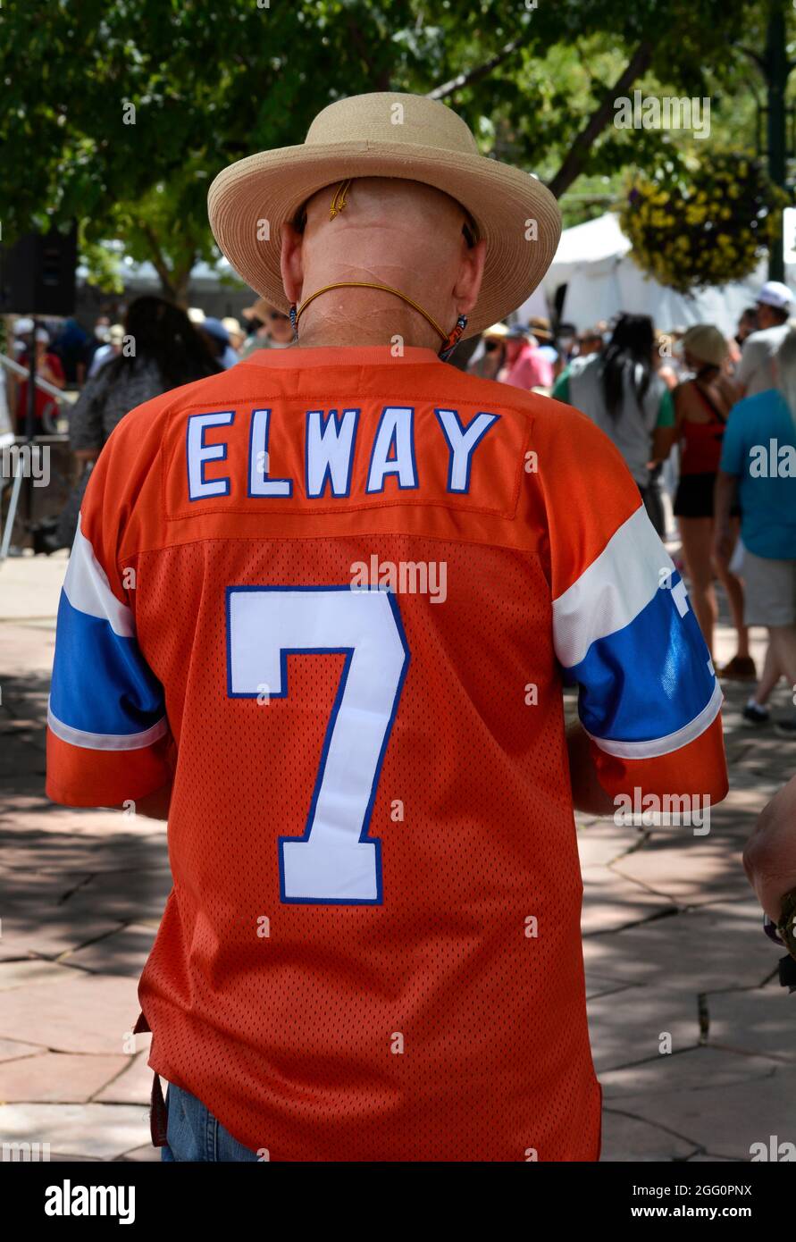 Un uomo indossa una maglia da calcio John Elway ricordo. Elway fu un quarto d'indietro per la NFL Denver Broncos dal 1983 al 1998. Foto Stock
