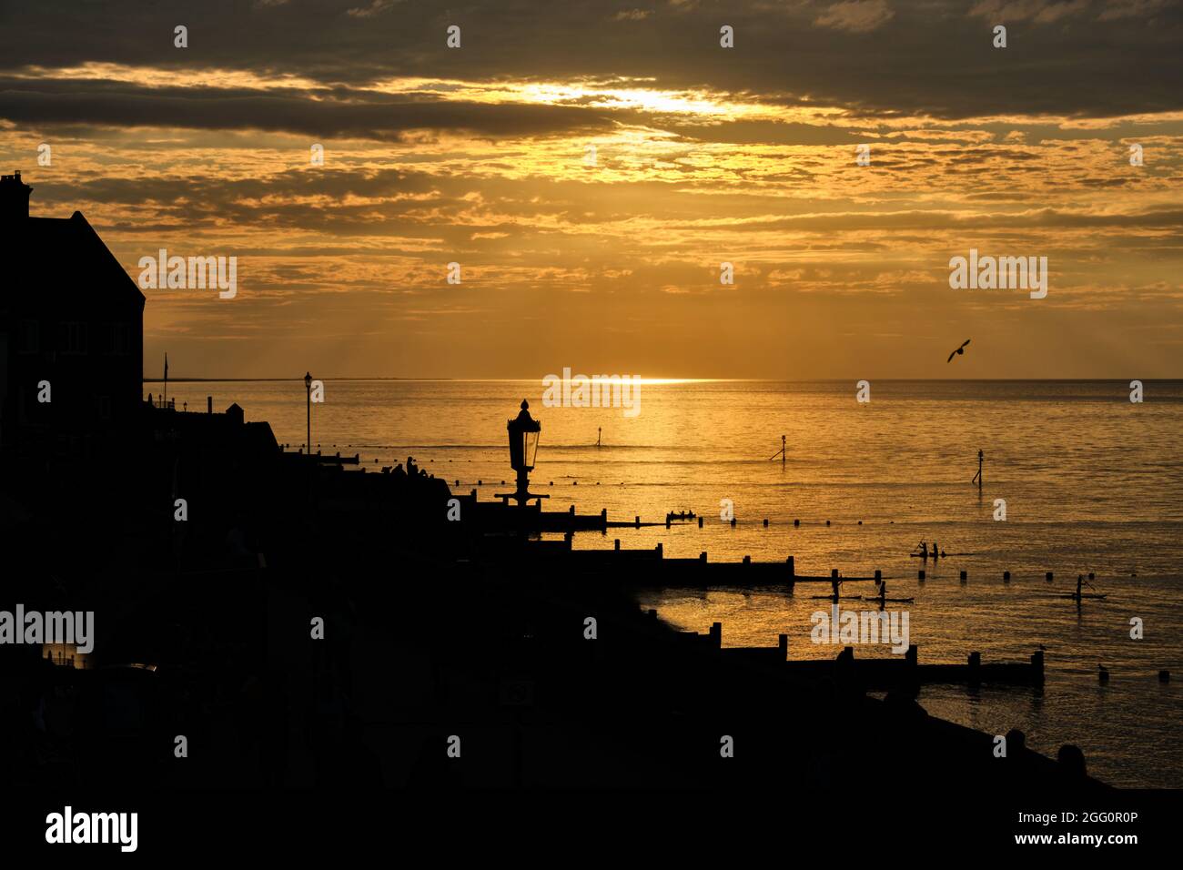 Una silhouette Sunset su Sheringham Foto Stock