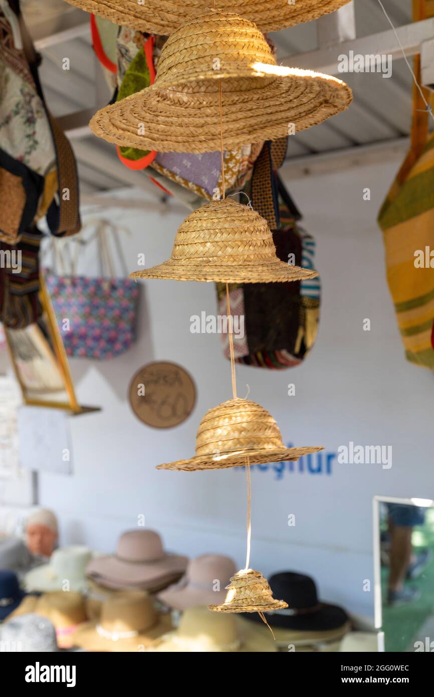 Cappello di paglia tradizionale appeso dall'alto. Negozi e decorazioni.  Primo piano Foto stock - Alamy
