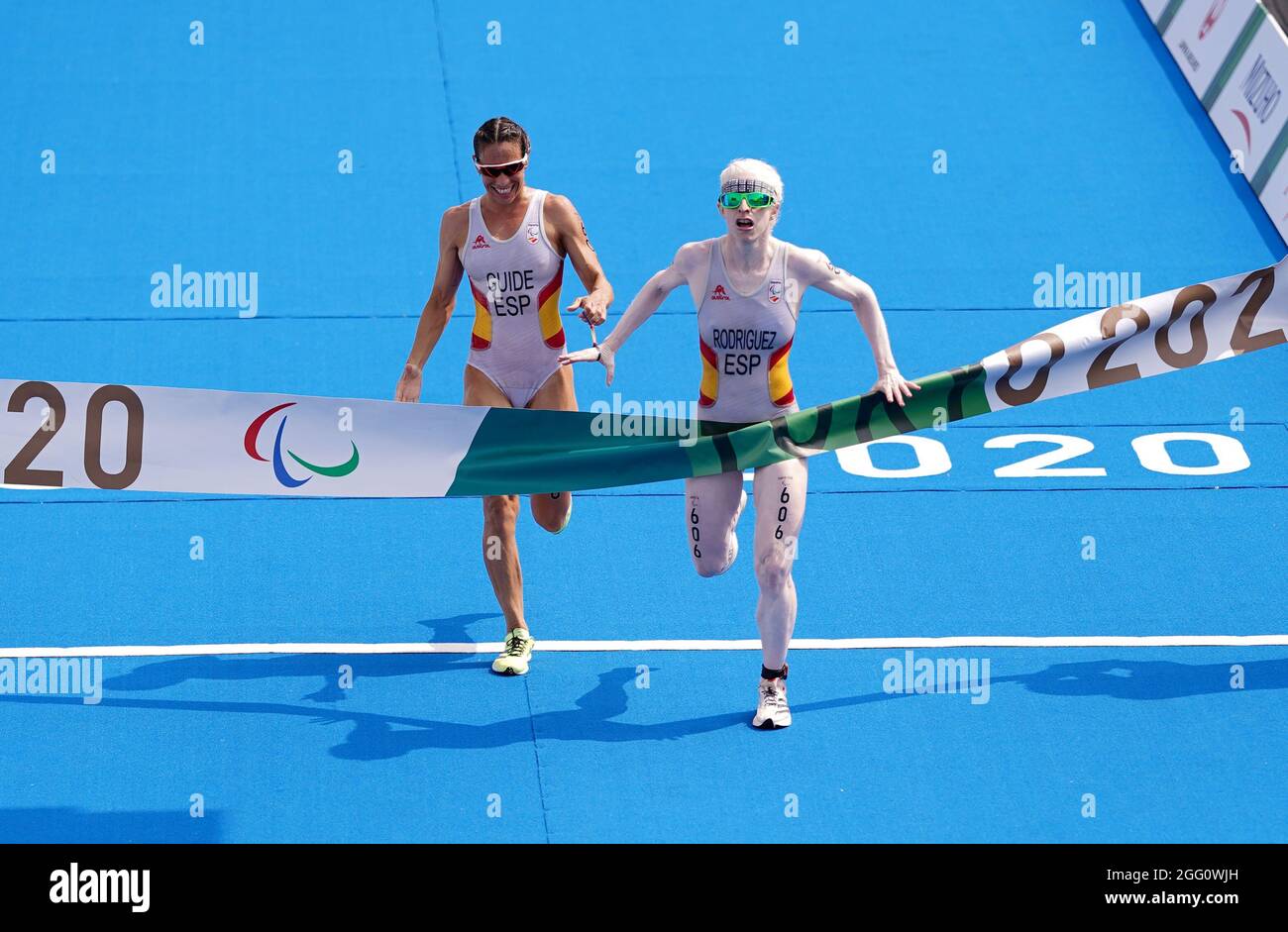 Susana Rodriguez e la guida spagnola Sara Loehr attraversano la linea per vincere l'oro nel Triathlon femminile PTVI al Parco Marino di Odaiba durante il quarto giorno dei Giochi Paralimpici di Tokyo 2020 in Giappone. Data foto: Sabato 28 agosto 2021. Foto Stock
