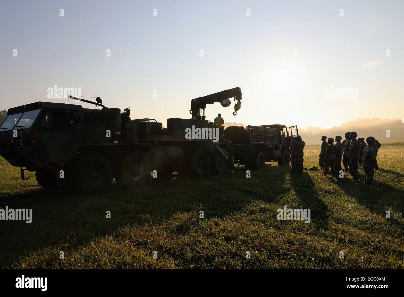 I soldati del primo comando di sostegno del teatro scaricano una tenda airbeam durante un esercizio di addestramento a Fort Knox, Kentucky, 23 agosto 2021. L'addestramento è stato progettato per aiutare i soldati a familiarizzare con il nuovo sistema di tenda e fare una valutazione sulle capacità future. (STATI UNITI Foto dell'esercito dello staff Sgt. Godot G. Galgano) Foto Stock