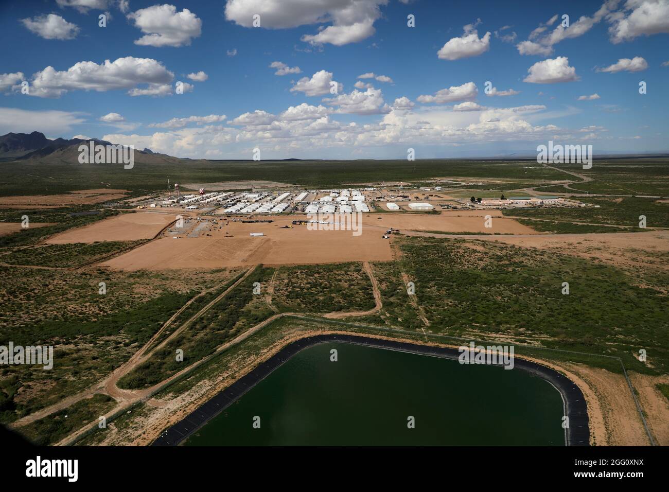 Foto aerea del Dona Ana Training Complex a nord di ft. Bliss, Texas, 25 agosto 2021. Questo complesso viene utilizzato dalla Task Force Bliss come sito per ospitare temporaneamente gli afghani vulnerabili. Il Dipartimento della Difesa, attraverso il comando del Nord degli Stati Uniti, e in supporto del Dipartimento di Stato e del Dipartimento di sicurezza interna, sta fornendo trasporto, alloggio temporaneo, screening medico, e supporto generale per fino a 50,000 sfollati afghani in strutture adeguate, in strutture permanenti o temporanee, il più rapidamente possibile. Questa iniziativa fornisce un sostegno essenziale agli afghani vulnerabili a secu Foto Stock