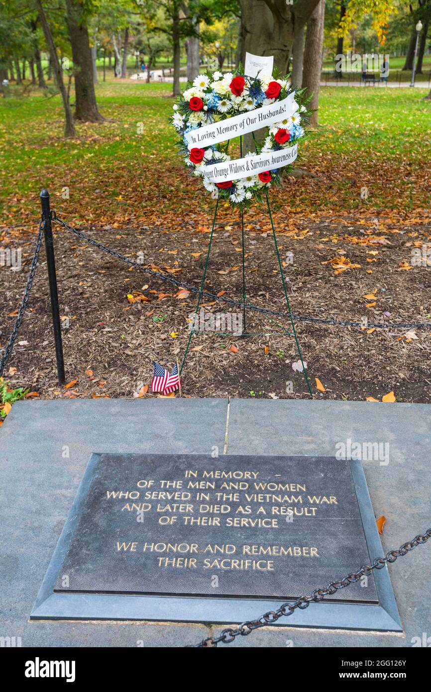 Vietnam Memorial, targa onorando coloro che sono morti di esposizione all'agente Orange, Washington, DC, USA. Foto Stock