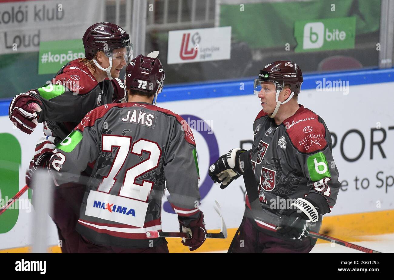 Riga, Lettonia. 27 ago 2021. Rodrigo Abols (L), Janis Jaks e Ronalds Kenins in Lettonia festeggiano durante una partita tra Lettonia e Ungheria al torneo di qualificazione olimpica di riga, Lettonia, 27 agosto 2021. Credit: Edijs Palens/Xinhua/Alamy Live News Foto Stock