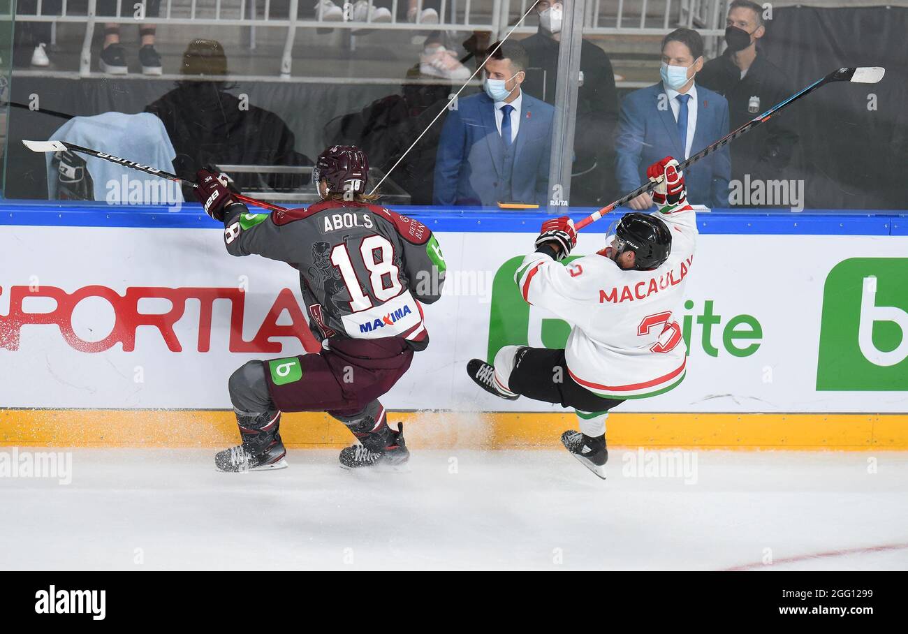 Riga, Lettonia. 27 ago 2021. Rodrigo Abols (R) in Lettonia vibra con Scott Macaulay in Ungheria durante una partita tra Lettonia e Ungheria al torneo di qualificazione olimpica di riga, Lettonia, 27 agosto 2021. Credit: Edijs Palens/Xinhua/Alamy Live News Foto Stock