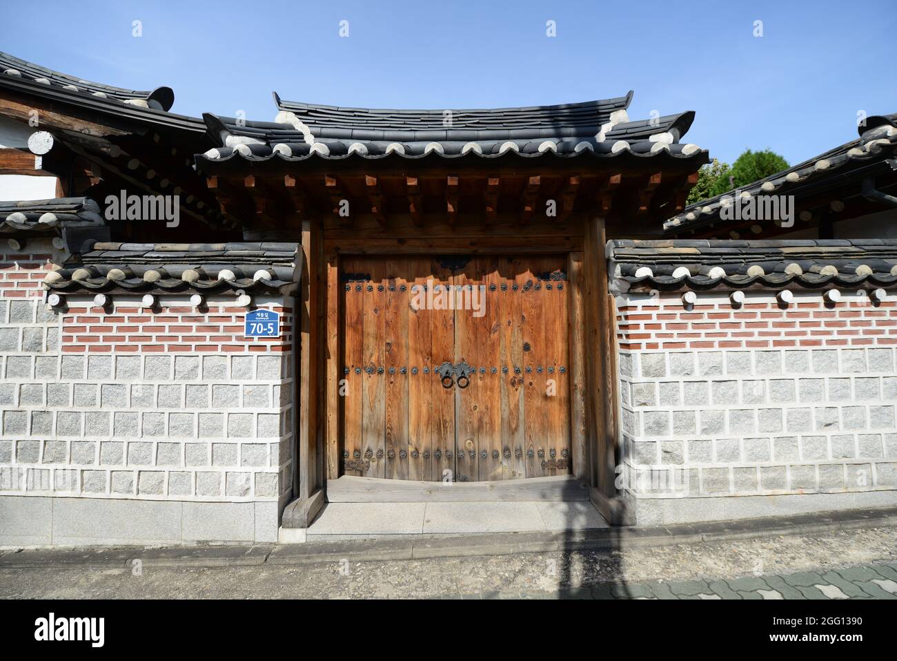 Case tradizionali coreane al villaggio di Bukchon Hanok a Seoul, Corea. Foto Stock