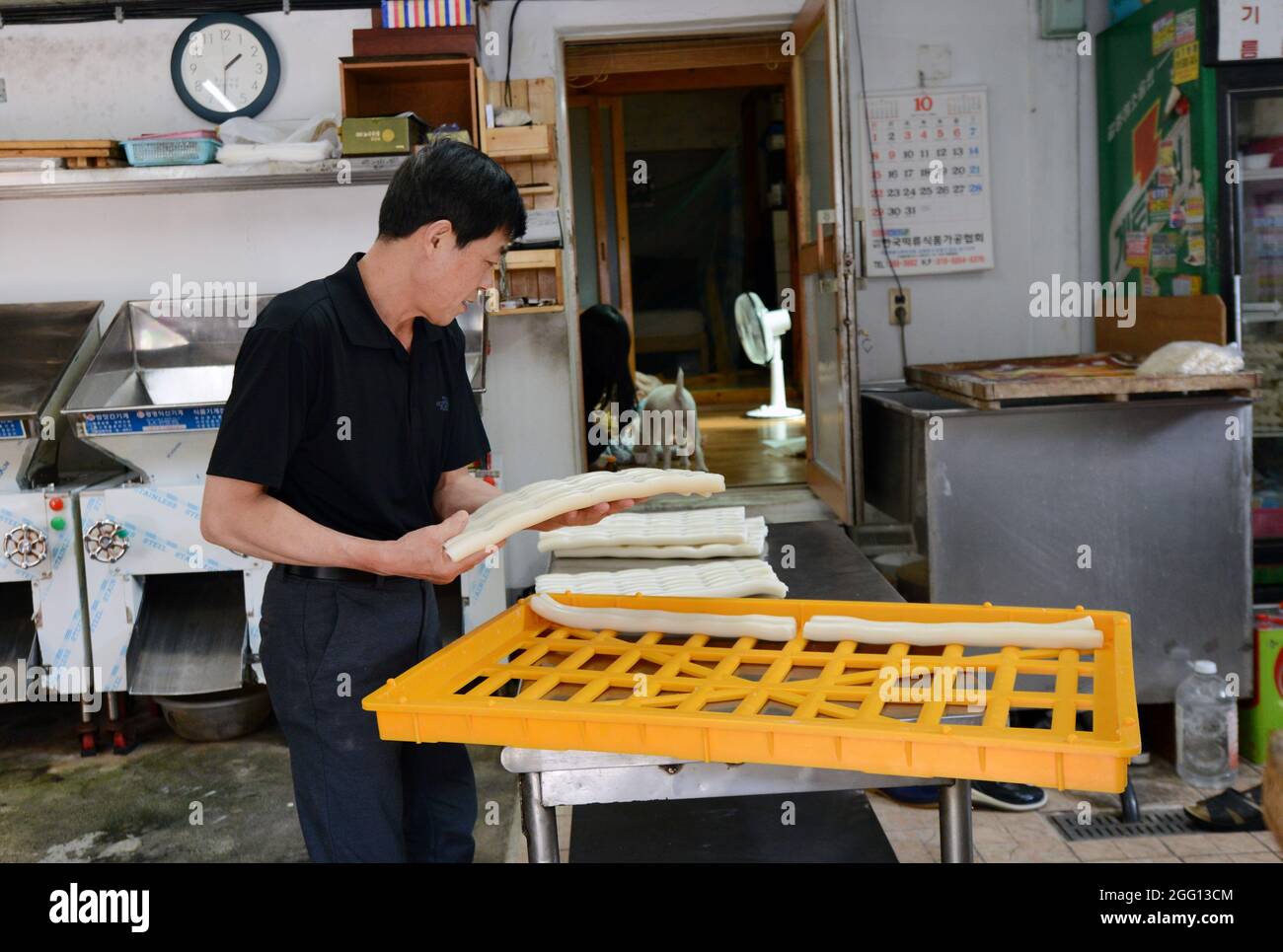 Una fabbrica di tteok nel villaggio di Bukchon Hanok a Seoul, Corea. Foto Stock