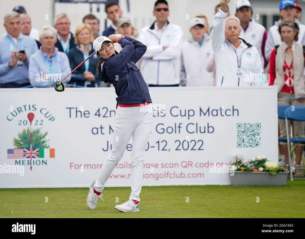 Il team USA Rose Zhang gioca il tee shot di apertura sulla prima buca durante 2021 la Curtis Cup Day 1 - Morning Foursomes al Conwy Golf Club di Conwy, Wal Foto Stock