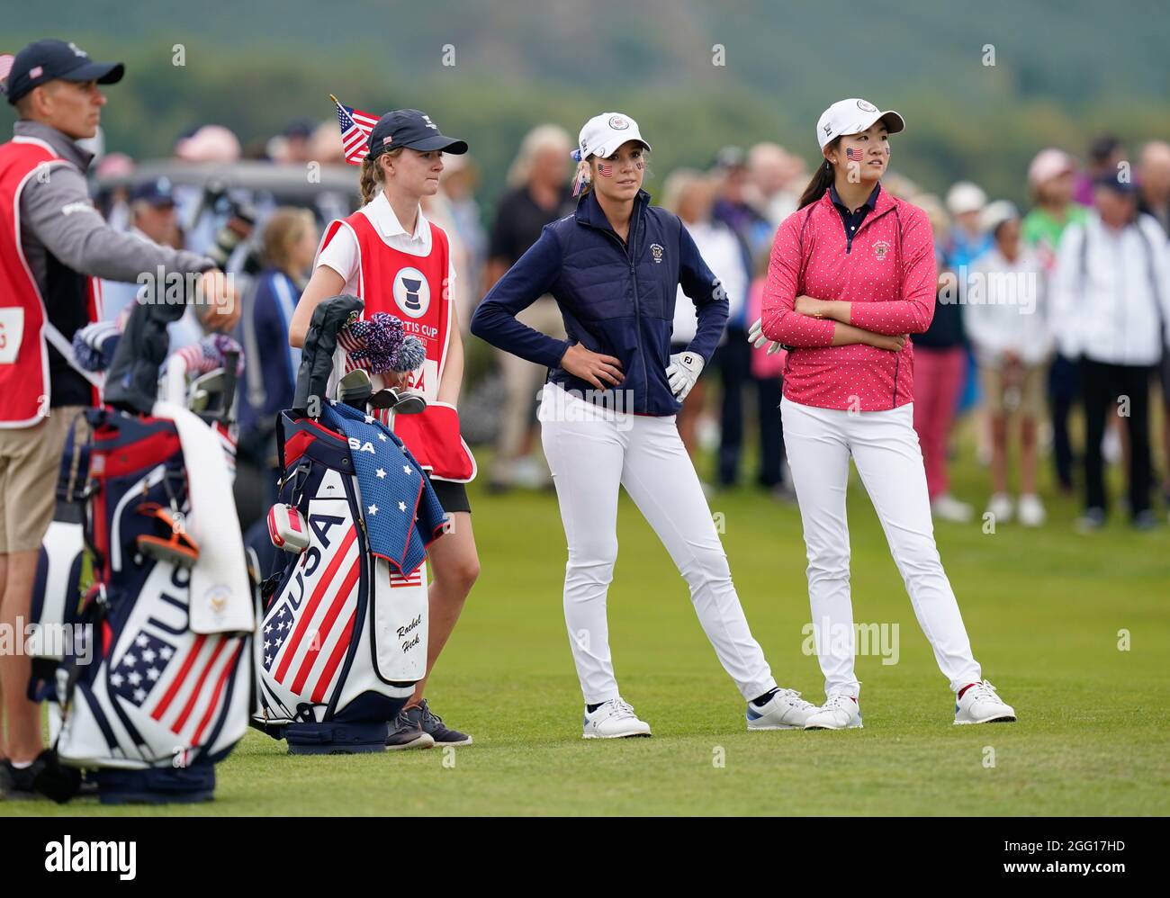 Rachel Heck e Rose Zhang della squadra USA aspettano di giocare il 18 durante la Curtis Cup 2021 Day 1 - Morning Foursomes al Conwy Golf Club, Conwy, Galles o Foto Stock