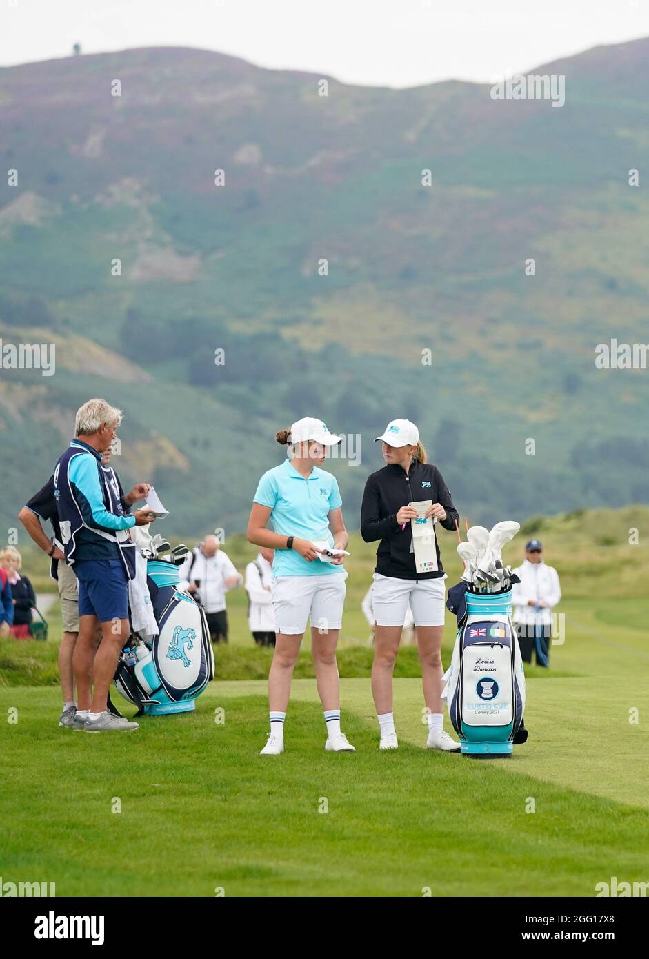 Hannah Darling del Team GB&i e Louise Duncan del Team GB&i confrontano le note durante il 2021 Curtis Cup Day 1 - Morning Foursomes al Conwy Golf Club di Conwy Foto Stock