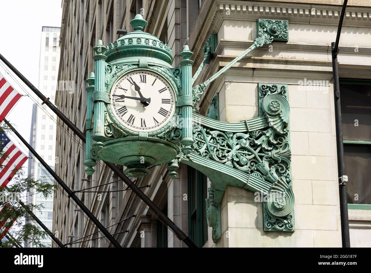 L'orologio sul Marshall Field Building (ora sede di Macy's) su state Street nel quartiere Loop di Chicago, Illinois, USA. Foto Stock
