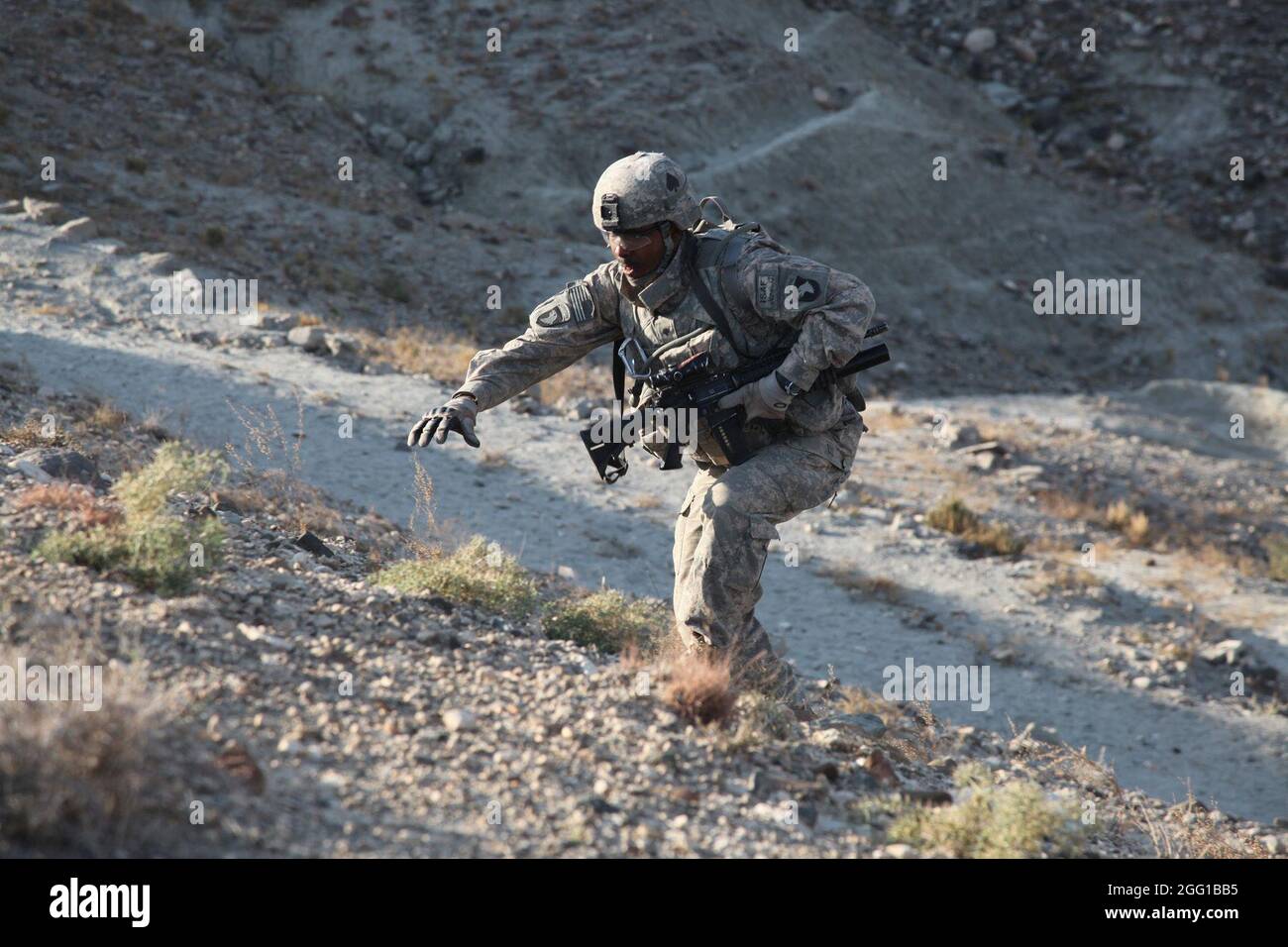 SPC dell'esercito degli Stati Uniti. Mario Bedford di Vacaville, Calif., 2nd Platoon, truppa C, 1st Squadron, 61st Cavalry Regiment, Task Force Panther, negozia il terreno durante le operazioni nel Distretto di Sherzad, Provincia di Nangarhar, Afghanistan, 27 dicembre 2010. (STATI UNITI Esercito foto di SPC. Andy Barrera) Foto Stock