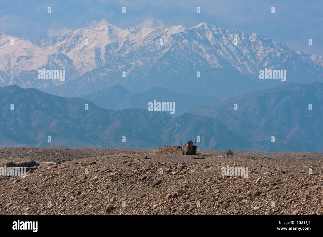 PROVINCIA DI NANGARHAR, Afghanistan — le montagne di Tora Bora si profilano su un soleggiato veicolo protetto da imboscata resistente alle mine degli Stati Uniti mentre pattuglia fuori combattimento Outpost Achin 5 novembre. (STATI UNITI Esercito foto di SPC. Ken Scart, 7 MPAD) Foto Stock