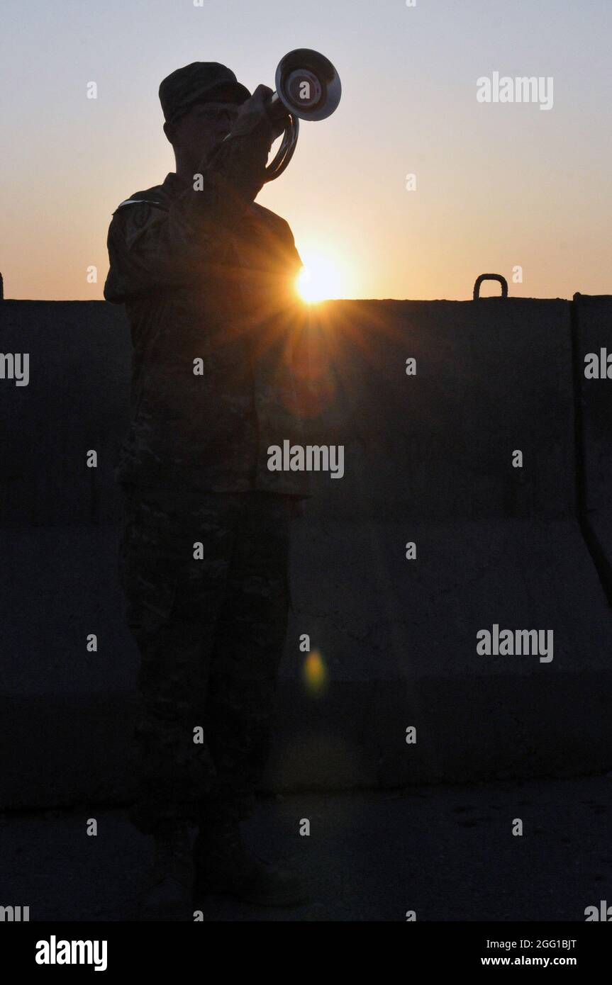 Un soldato con la terza squadra di combattimento della Brigata, 25th Infantry Division, Task Force Bronco, suona i rubinetti come parte di una cerimonia commemorativa dell'alba tenuta per onorare gli eroi caduti della brigata sulla base operativa di Forward Fenty, gennaio 28. (Foto per gentile concessione della Task Force Bronco, Affari pubblici) Foto Stock