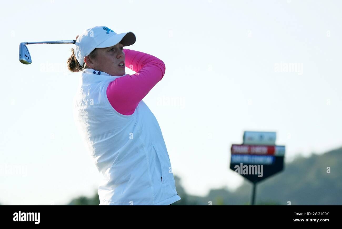 Hannah Darling del Team GB&i gioca al 2° green durante la Curtis Cup 2021 Day 2 - Morning Foursomes al Conwy Golf Club, Conwy, Galles, il 27/8/21 . ( Foto Stock