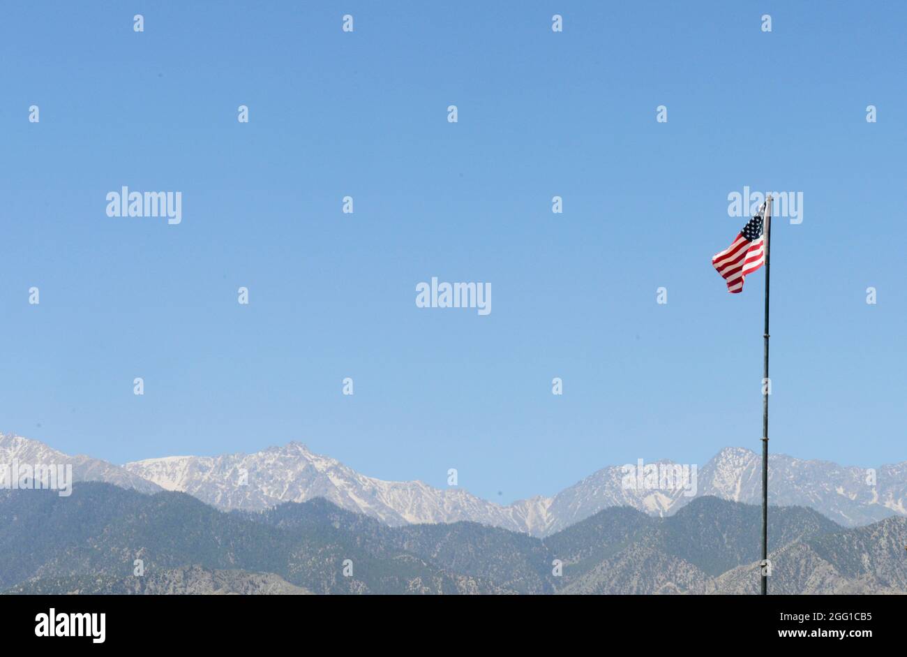 PROVINCIA DI NANGARHAR, Afghanistan (13 giugno 2018) -- una bandiera americana vola su un sito di supporto alla missione nella provincia di Nangarhar, Afghanistan, 13 giugno 2018. (STATI UNITI Air Force foto di Tech. SGT. Sharida Jackson) Foto Stock