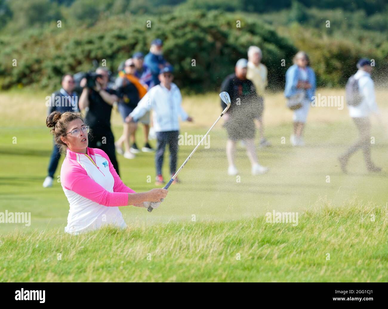 Emily Toy del Team GB&i gioca da un bunker sulla 19 buca durante la Curtis Cup 2021 Day 2 - Morning Foursomes al Conwy Golf Club di Conwy, Galles su 27 Foto Stock
