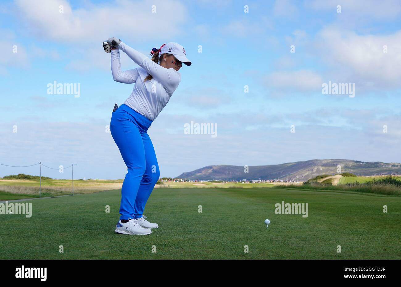 Il Team USA's Jensen Castle tee off sulla nona buca durante 2021 la Curtis Cup Day 2 - Morning Foursomes al Conwy Golf Club, Conwy, Galles, il 27/8/21. ( Foto Stock