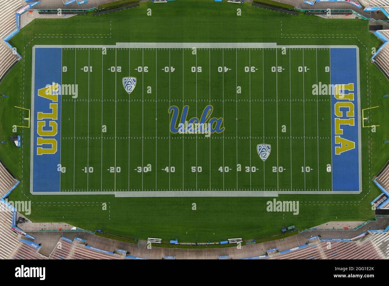 Una vista aerea del logo UCLA Bruins sul campo di calcio Rose Bowl, venerdì 27 agosto 2021, a Pasadena, California Foto Stock