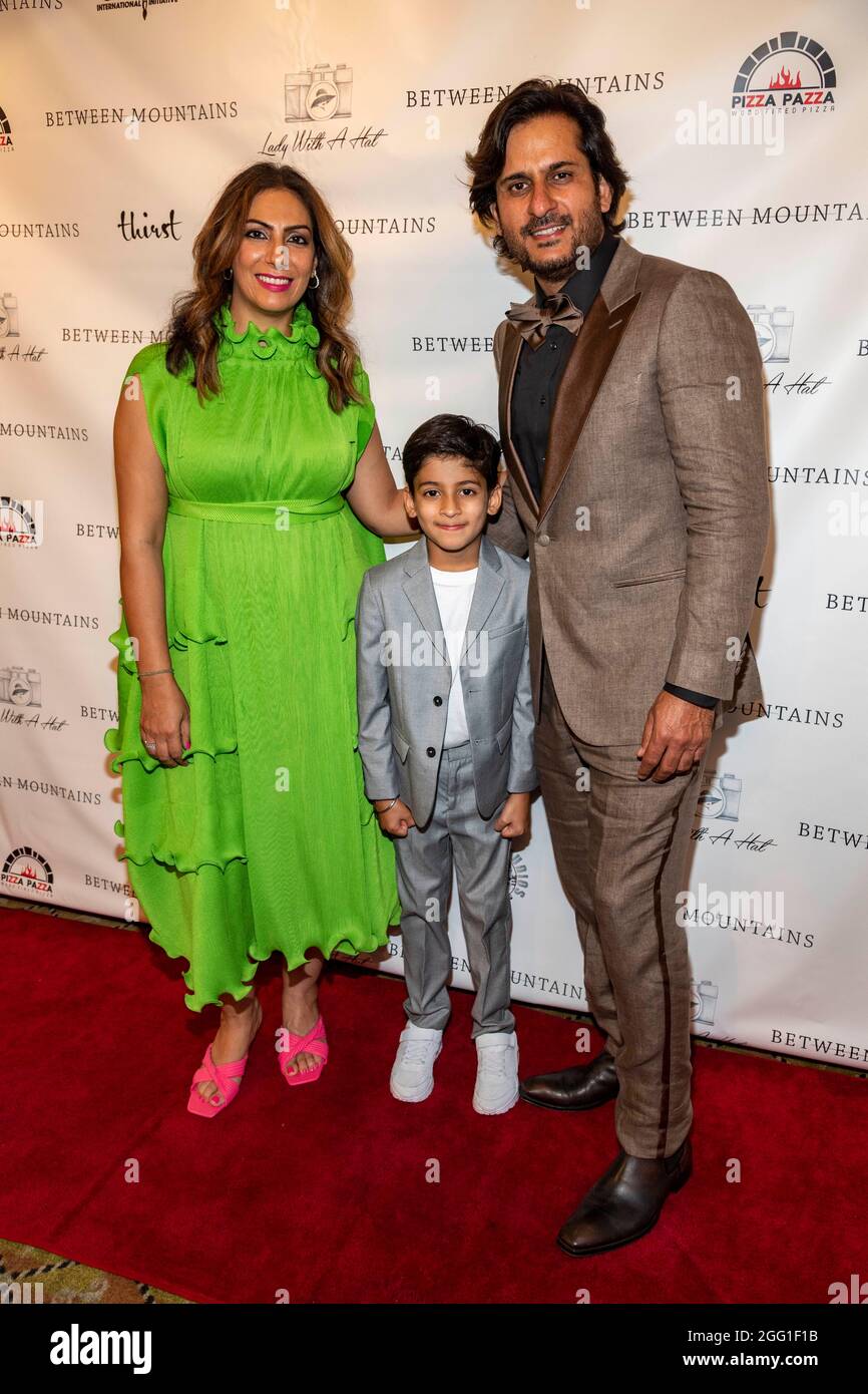 Vineesha Arora-Sarin, Amit Sarin con Son Aveer partecipa allo Screening speciale di 'tra le Montagne' agli Studios di Raleigh, Los Angeles, CA il 27 agosto 2021 Foto Stock