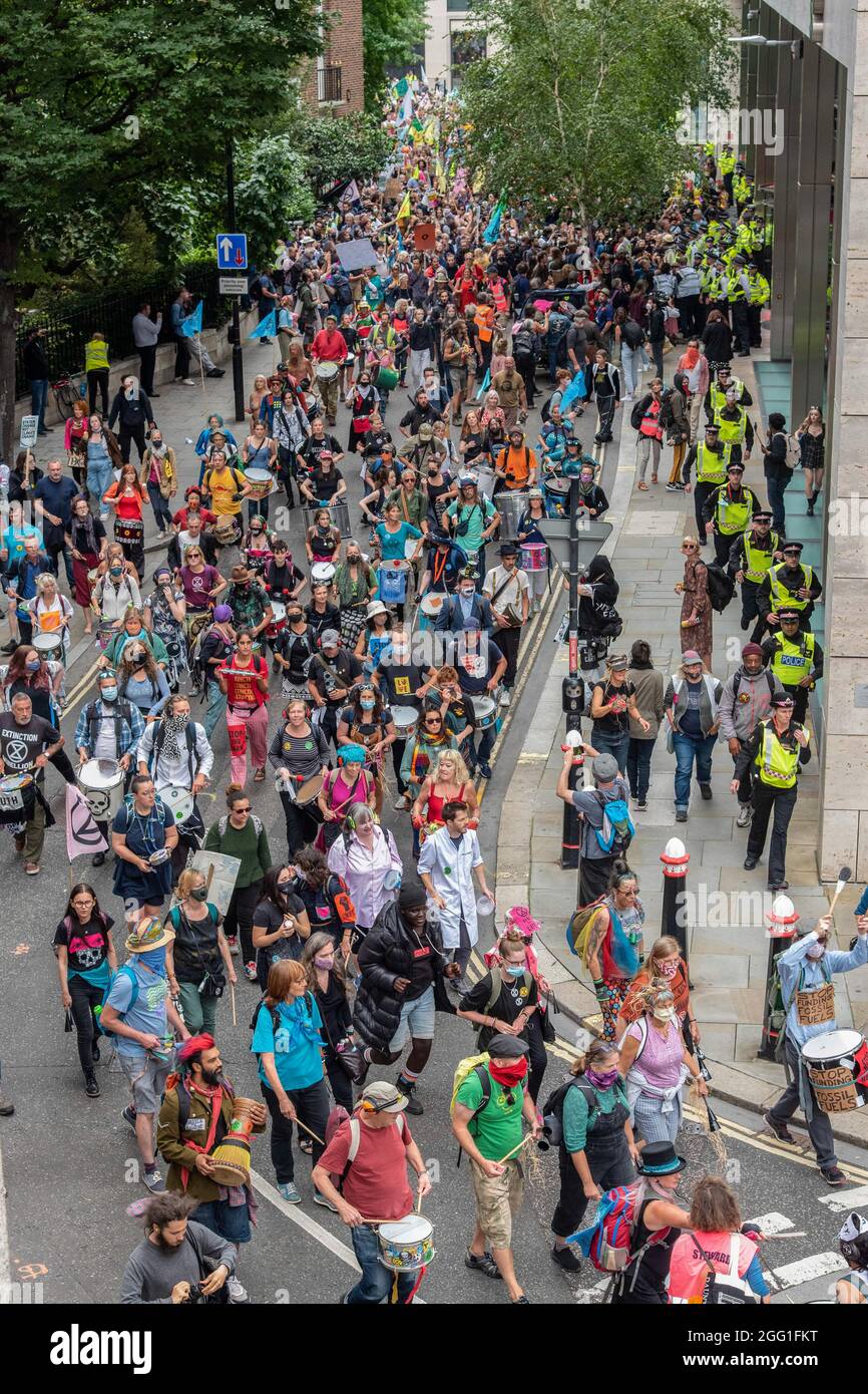 Londra, Regno Unito. 27 ago 2021. Estinzione i manifestanti di ribellione impossibile serpeggiare attraverso Londra battendo i tamburi al Blood Money march da Decolonize l'economia 'sostenendo che la città di Londra è stata costruita su Blood Money. (Foto di Dave Rushen/SOPA Images/Sipa USA) Credit: Sipa USA/Alamy Live News Foto Stock