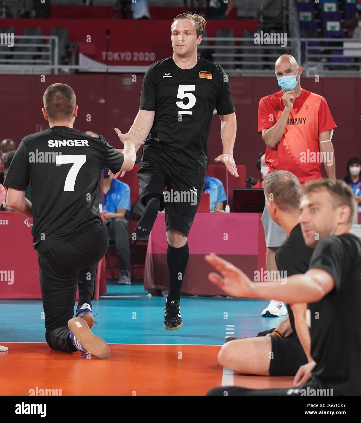 Tokio, Giappone. 28 agosto 2021. Paralimpiadi: Pallavolo seduto, round preliminare Pool B, uomini, Iran - Germania, Makuhari Messe Hall A. Stefan Hähnlein (Germania) è sostituito. Credit: Marcus Brandt/dpa/Alamy Live News Foto Stock