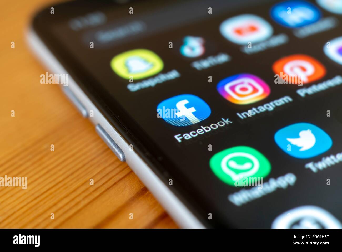 Social Media Network. Schermo del telefono che mostra le applicazioni dei social media. Gestione del marketing. Foto Stock