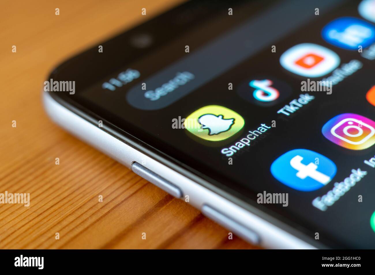 Social Media Network. Schermo del telefono che mostra le applicazioni dei social media. Gestione del marketing. Foto Stock