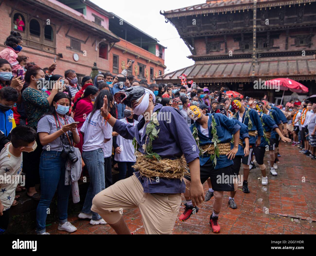 I giovani nepalesi suonano gli strumenti tradizionali durante la sfilata di Gai Jatra o il Festival del Cow celebrato a Kirtipur, Kathmandu, Nepal. Foto Stock