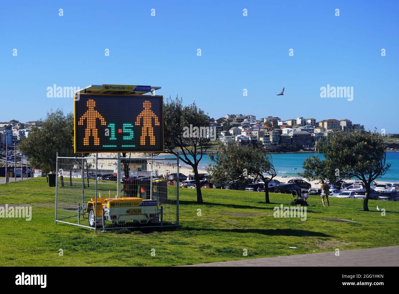 Importante cartello di allontanamento fisico a Bondi Beach Foto Stock