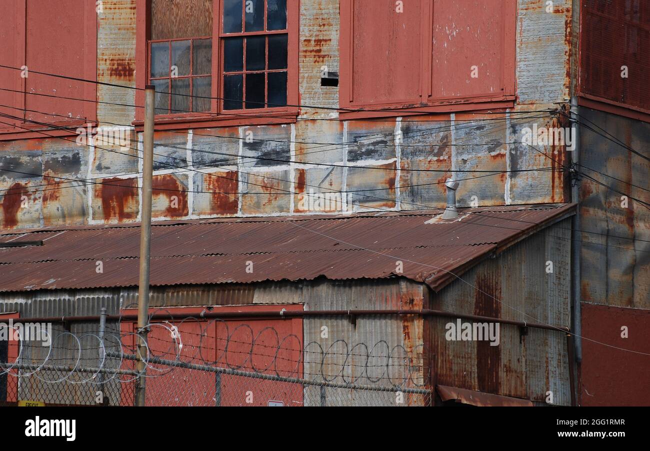 Una fabbrica fatiscente decade in una piccola città della California, mentre la ruggine diventa la tonalità di colore dominante. Foto Stock