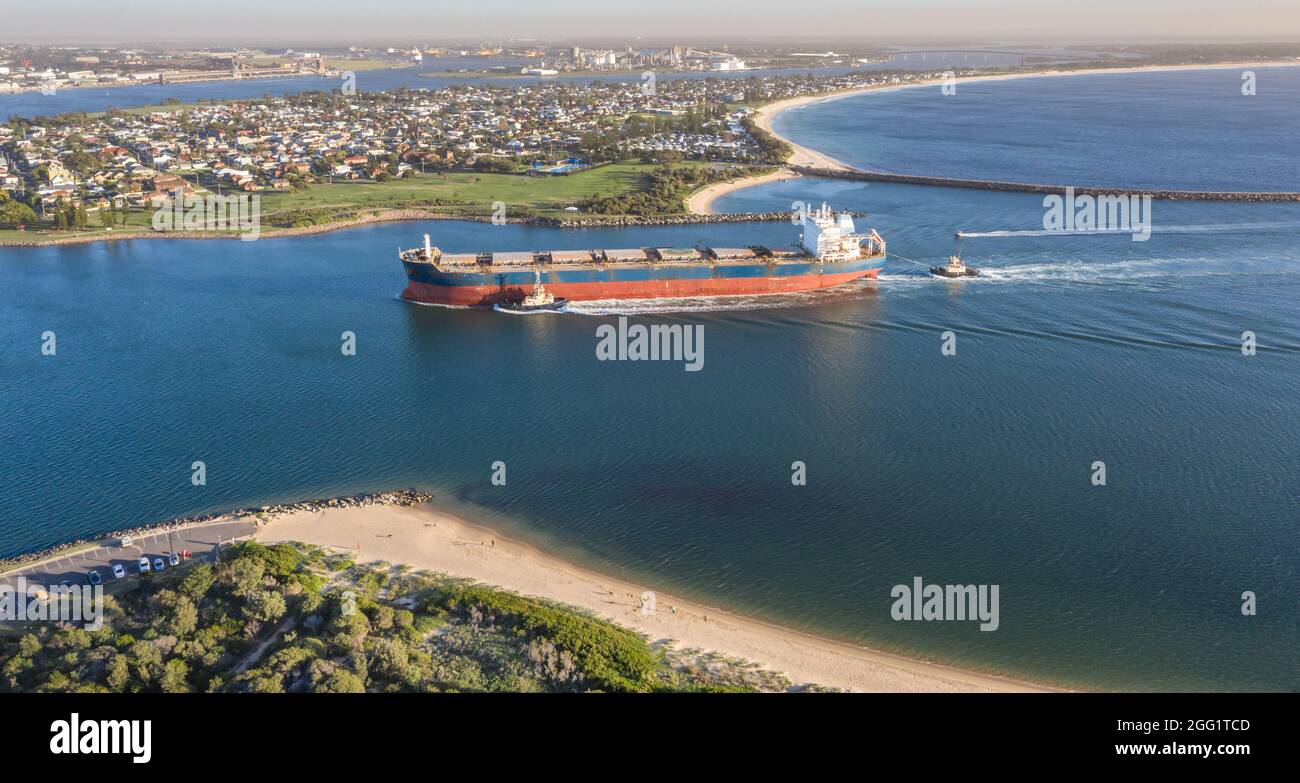 Una grande nave carbone che entra nel porto di Newcastle NSW Australia. Il porto di Newcastle è uno dei più grandi porti di esportazione di carbone del mondo. Foto Stock