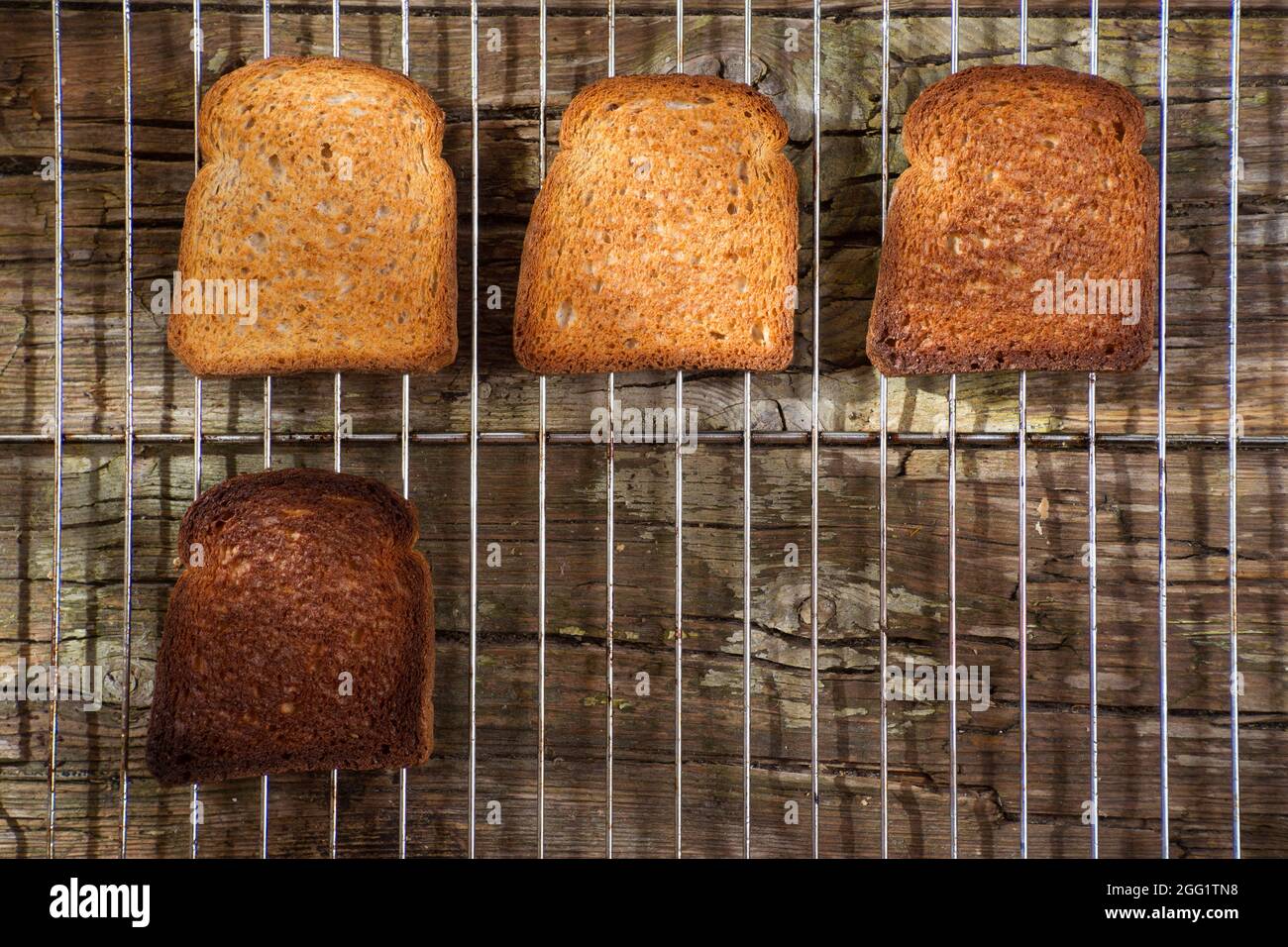 Soft tostare le fette di pane nel forno Foto stock - Alamy