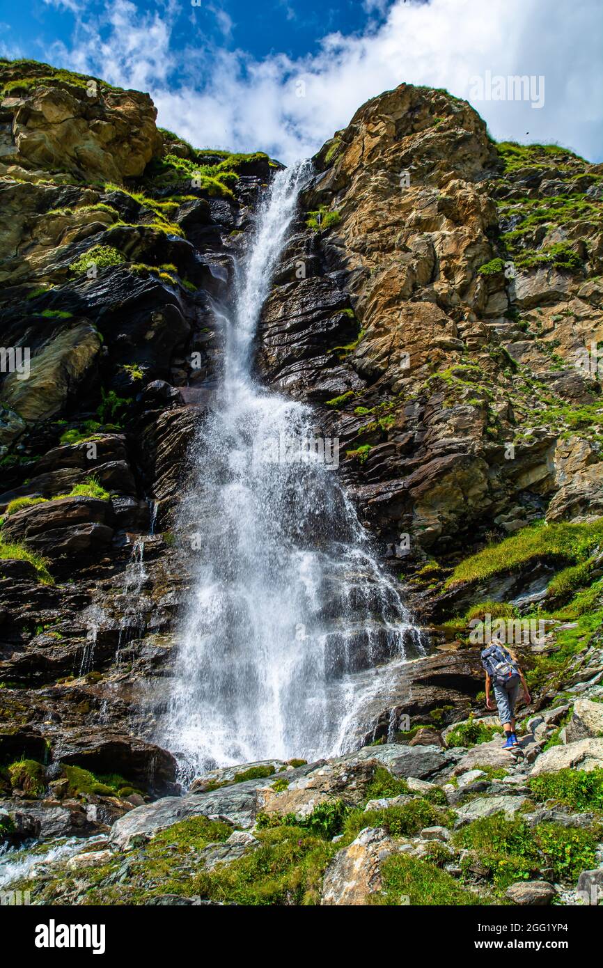 A oltre duemila metri sul livello del mare, le valli del Cervino offrono spettacoli mozzafiato e suggestivi itinerari per trekking undicesimo Foto Stock