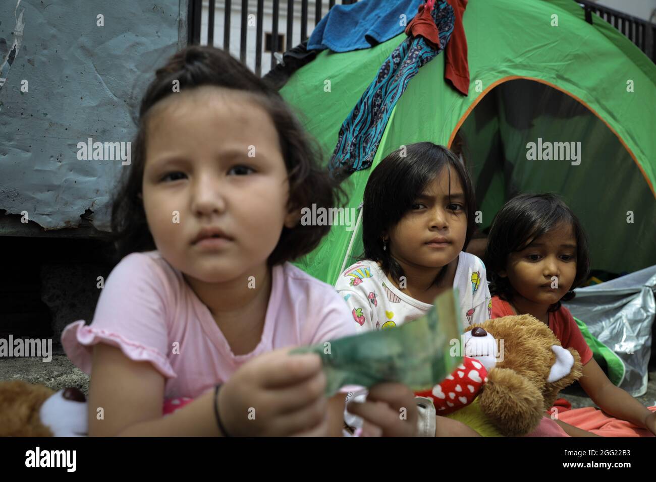 Jakarta, Indonesia. 27 ago 2021. I bambini rifugiati afghani hanno visto giocare intorno alla tenda. L'Afghanistan ha rioccupato la sezione stradale di Kebon Sirih Barat Satu, Jakarta. Hanno stabilito le tende piccole come rifugio temporaneo mentre sperano di essere volato in un altro paese per ottenere una vita migliore. (Foto di Aslam Iqbal/SOPA Images/Sipa USA) Credit: Sipa USA/Alamy Live News Foto Stock