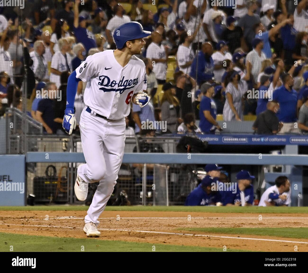 Los Angeles, Stati Uniti. 28 agosto 2021. Il secondo baseman di Los Angeles Dodgers, Trea Turner, guarda la sua casa solista scappata da Colorado Rockies, lanciando la caraffa Kyle Freeland, andare oltre il muro durante il terzo inning al Dodger Stadium di Los Angeles venerdì 27 agosto 2021. Foto di Jim Ruymen/UPI Credit: UPI/Alamy Live News Foto Stock