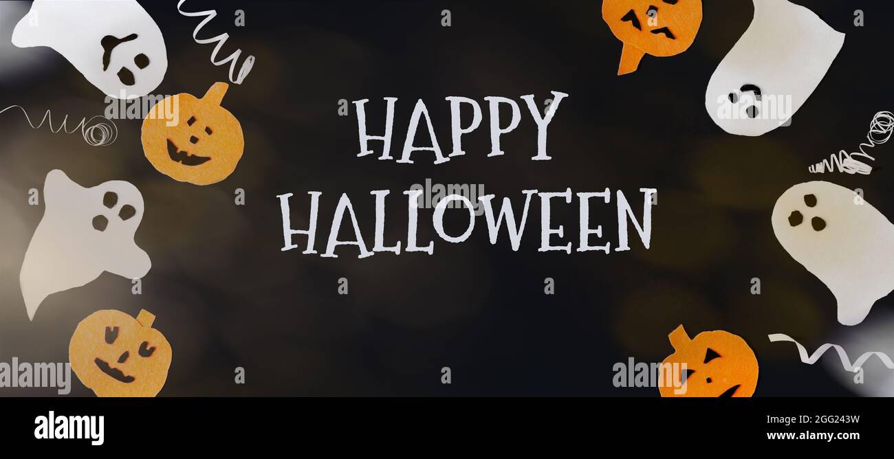 Sfondo decorativo per Halloween. Fantasmi bianchi divertenti, zucca arancione, bokeh e allegra iscrizione Halloween, copia di testo, layout piatto, banner Foto Stock