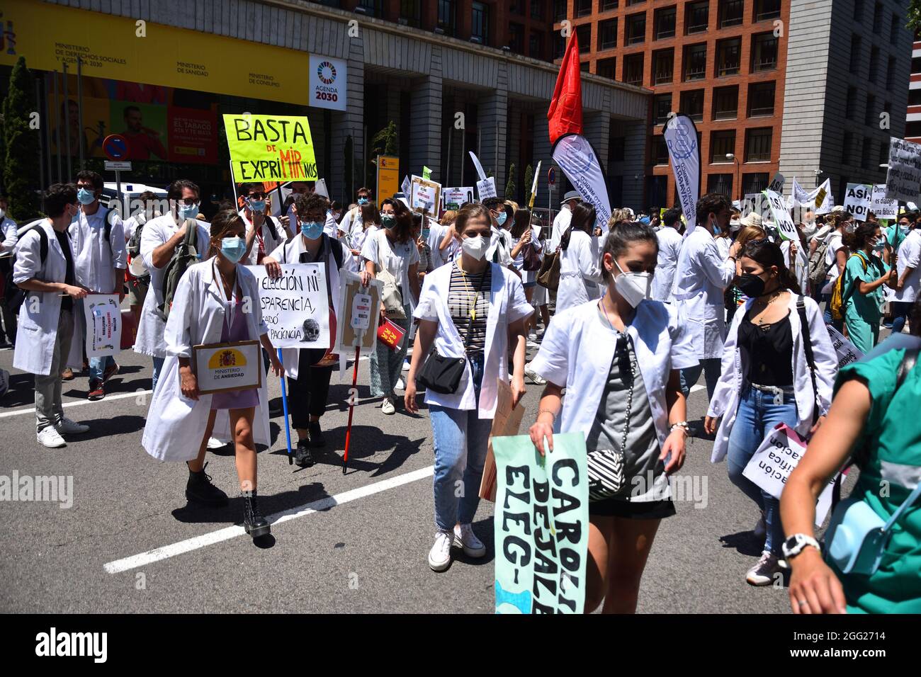 Dimostrazione di operatori medici, protesta contro la politica di gestione incompetente da parte del ministero della salute. Spagna, Madrid nel giugno 2021. Foto Stock