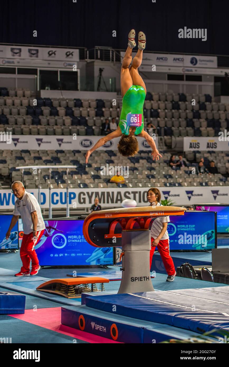 Oksana Chusovitina dall'Uzbekistan in azione durante la Melbourne Artistic Gymnastics World Cup 2019 alla John Cain Arena. Foto Stock